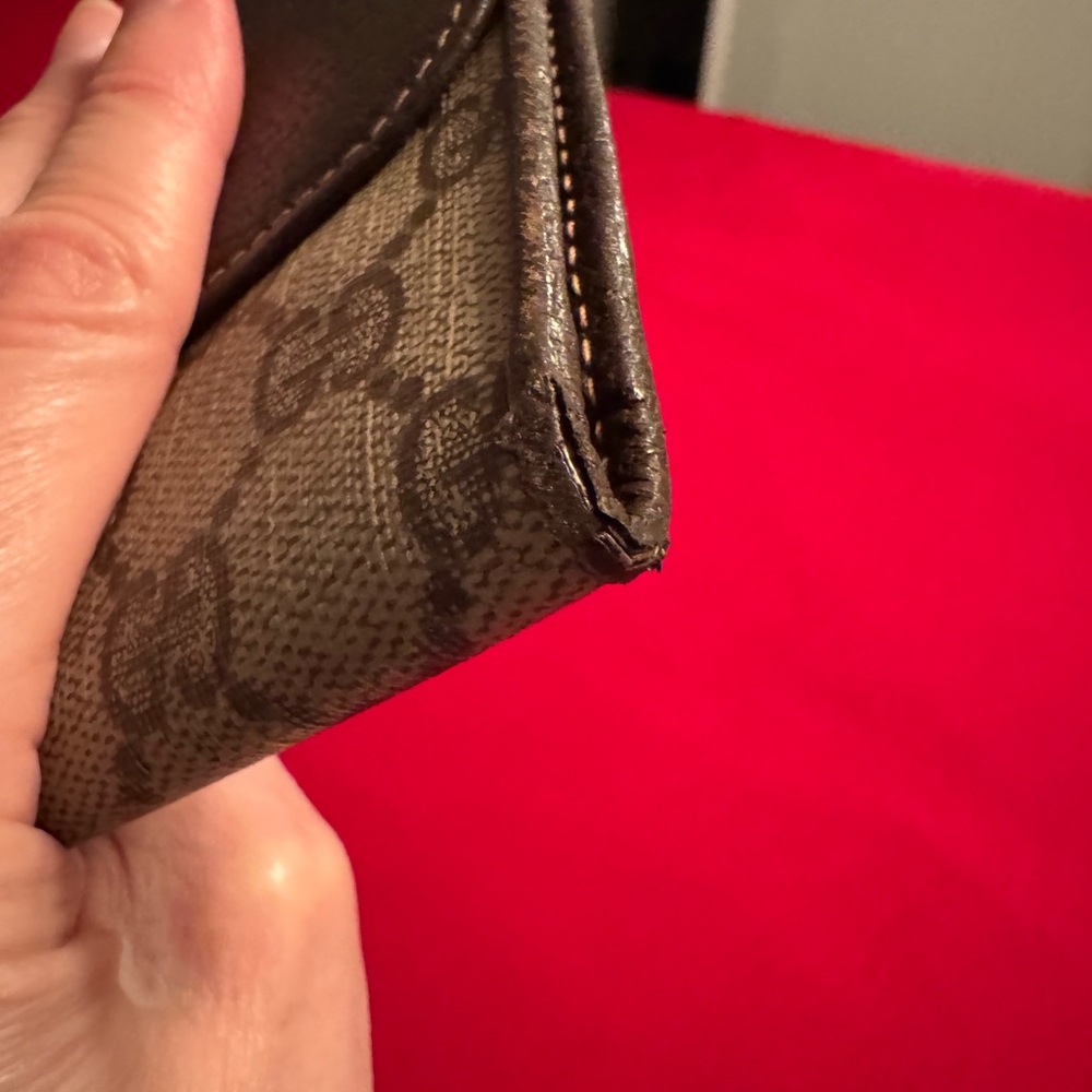 Gucci Accessory Collection. Great condition for this unique, vintage wallet. - Picture 5 of 8